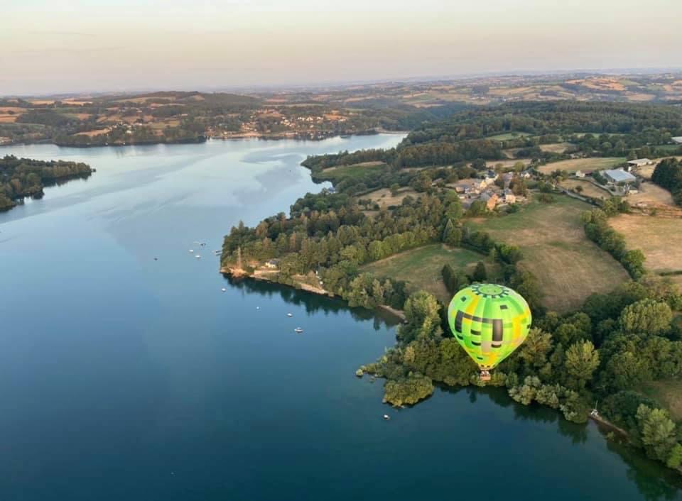 Les montgolfières d'Atmosph'Air proposes des baptêmes en montgolfière sur le Lac de Pareloup